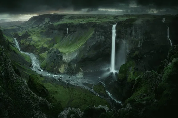 Wodospad Haifoss Południowej Islandii Zmierzchu Piękna Przyroda Dramatyczny Krajobraz Nastrojowy — Zdjęcie stockowe