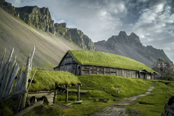 Viking Village Perto Montanha Vestrahorn Costa Promontório Stokksnes Islândia Oriental — Fotografia de Stock