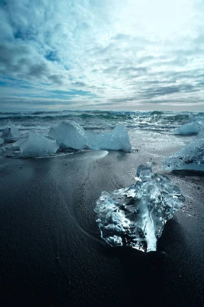 东冰岛的钻石海滩 Jokulsarlon 黑色火山灰上的冰 — 图库照片