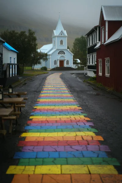 Rainbow Δρόμο Και Seydisfjardarkirkja Εκκλησία Στην Πόλη Seydisfjordur Στην Ανατολική — Φωτογραφία Αρχείου