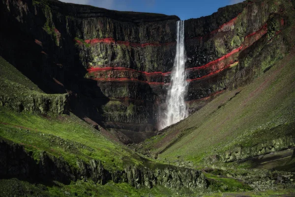 Paisagem Cachoeira Hengifoss Islândia Oriental Camadas Vermelhas Argila Entre Camadas — Fotografia de Stock