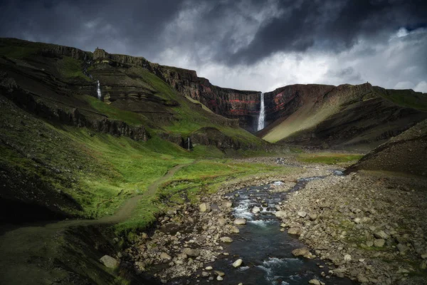 東アイスランドのHengifoss滝の風景 層の間の粘土の赤い層 — ストック写真