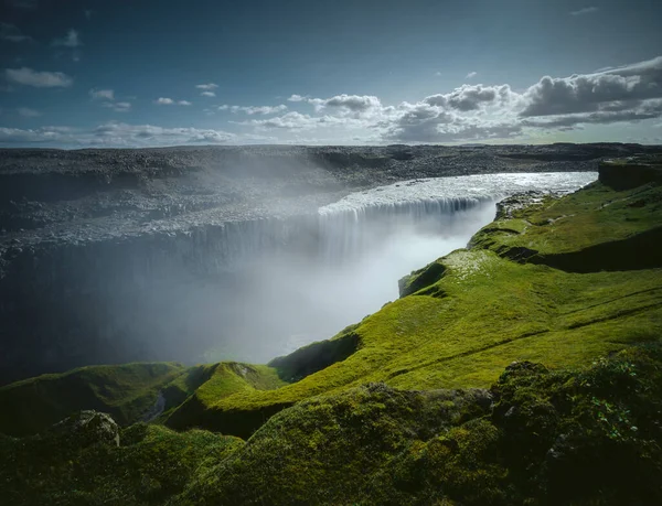 アイスランド北東部の滝を検出します 晴れた日の美しい自然アイスランドの風景 長い露出効果 — ストック写真
