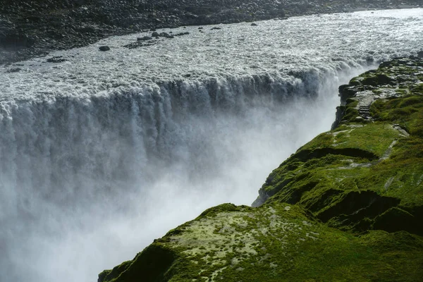 アイスランド北東部の滝を検出します 晴れた日の美しい自然アイスランドの風景 — ストック写真