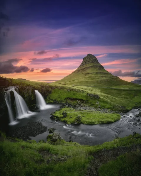 Nyugat Izland Tájképe Kirkjufell Hegy Kirkjufellsfoss Vízesés Gyönyörű Naplementében Híres — Stock Fotó