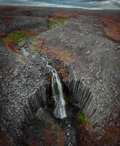 在东冰岛用玄武岩柱俯瞰Studlafoss瀑布的无人驾驶飞机图像 冰岛的自然景观 — 图库照片