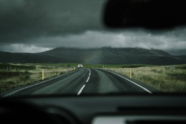 İzlanda seyahati. Yoldaki arabayı sür. İçeriden bak. Güzel doğa İzlanda manzarası