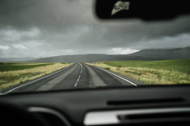 İzlanda seyahati. Yoldaki arabayı sür. İçeriden bak. Güzel doğa İzlanda manzarası