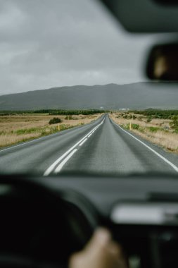 İzlanda seyahati. Yoldaki arabayı sür. İçeriden bak. Güzel doğa İzlanda manzarası