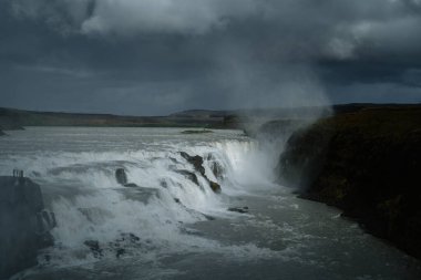 Gullfoss Şelalesi Güney İzlanda 'da. Güzel doğa manzarası