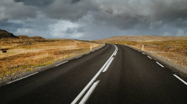 İzlanda yolu. Doğa manzarası