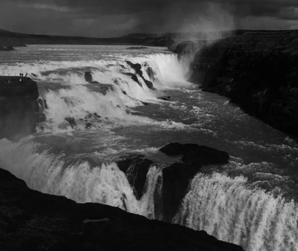 アイスランド南部のメキシコ湾の滝 美しい自然景観 黒と白の色調 — ストック写真