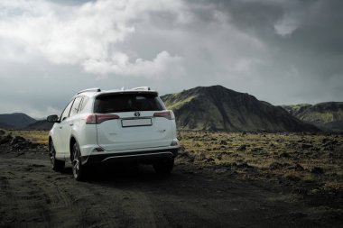 Güney Bölgesi, İzlanda - 9 Eylül 2019: Beyaz Toyota RAV4 Güney Bölgesi, İzlanda 'da kırsal alanda park halindedir. Kiralık araba.