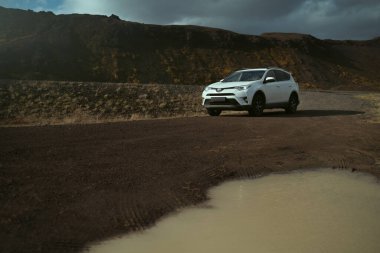 Güney Bölgesi, İzlanda - 13 Eylül 2019: Beyaz Toyota RAV4 İzlanda 'nın kırsal kesiminde park halinde. Kiralık araba.