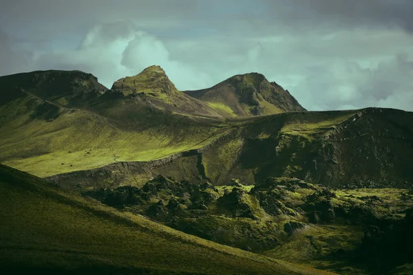 İzlanda 'nın güney bölgesindeki dağların güzel doğa manzarası