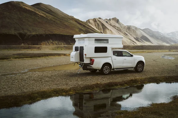 Coche Caravana Está Estacionado Camping Cerca Coloridas Montañas Landmannalaugar Reserva — Foto de Stock