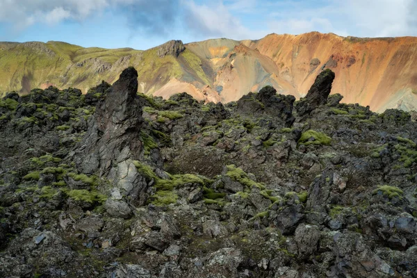 Fjallabak 'taki Landmannalaugar' daki renkli dağlar Güney İzlanda 'daki doğal rezerv. Güzel doğa manzarası