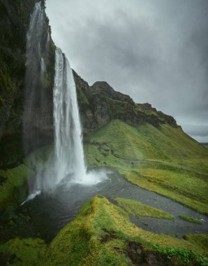 Güney İzlanda 'da Seljalandsfoss şelalesi. Güzel doğa manzarası