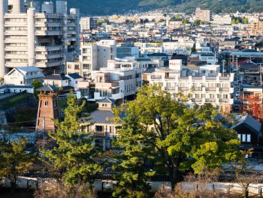 Kofu, Japonya - 26 Ekim 2017: Maizuru Kalesi Parkı 'ndan Kofu şehrinin manzarası)