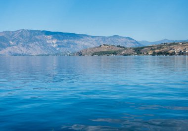 Chelan-Stehekin feribot iskelesinden Chelan Gölü 'nün sabah manzarası - Washington State, ABD