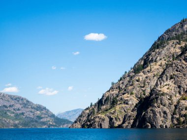 Güneşli bir günde Chelan Gölü manzarası - Washington Eyaleti, ABD