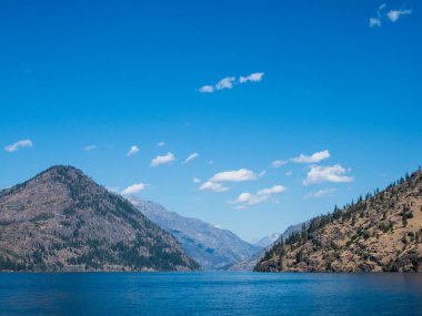 Güneşli bir günde, Chelan Gölü 'nün kuzey ucundaki manzara - Washington Eyaleti, ABD
