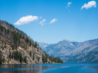 Güneşli bir günde, Chelan Gölü 'nün kuzey ucundaki manzara - Washington Eyaleti, ABD
