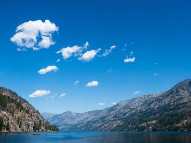 Güneşli bir günde, Chelan Gölü 'nün kuzey ucundaki manzara - Washington Eyaleti, ABD