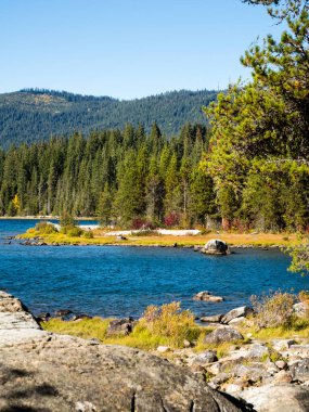 Wenatchee Gölü 'nde güneşli bir sonbahar günü - Washington Eyaleti, ABD
