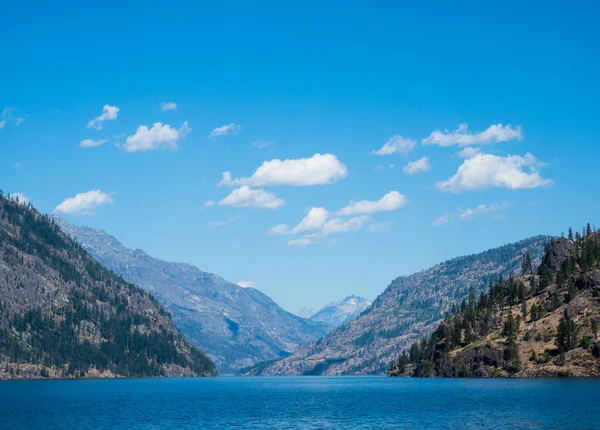 Güneşli bir günde, Chelan Gölü 'nün kuzey ucundaki manzara - Washington Eyaleti, ABD
