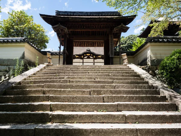 Otsu, Japonya - 21 Ağustos 2018 Saigoku Kannon hac yolculuğunun 14 numaralı tapınağı olan Miidera 'da