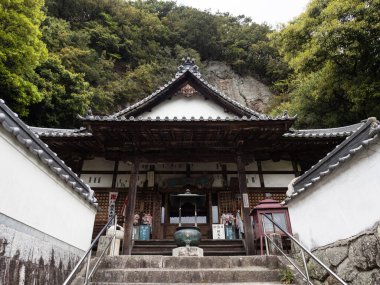 Mitoyo, Kagawa Bölgesi, Japonya - 13 Nisan 2018: Iyadaniji 'nin ana salonu, Shikoku hacının 71 numaralı tapınağı