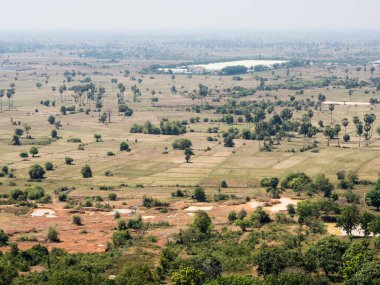 Kamboçya 'daki Oudong dağ tapınağının tepesindeki gözlem platformundan manzara.