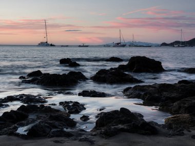 Playa Hermosa plajında gün batımı - Guanacaste bölgesi, Kosta Rika