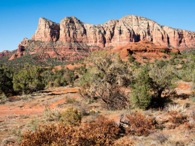 Bell Rock 'tan Red Rock oluşumlarının manzara görüntüsü - Adliye Binası Butte patika başı - Sedona, AZ, ABD