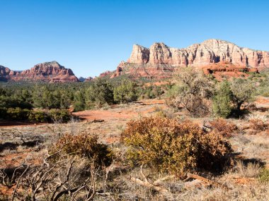 Bell Rock 'tan Red Rock oluşumlarının manzara görüntüsü - Adliye Binası Butte patika başı - Sedona, AZ, ABD