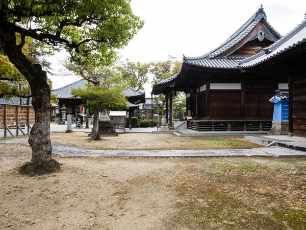 Mitoyo, Kagawa Bölgesi, Japonya - 13 Nisan 2018: Shikoku hac yolculuğunun 70 numaralı tapınağı Motoyamaji 'de