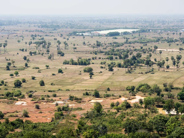 Kamboçya 'daki Oudong dağ tapınağının tepesindeki gözlem platformundan manzara.