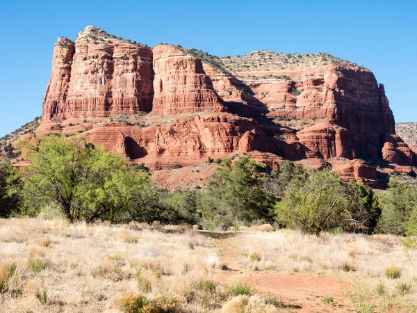 Bell Rock 'tan Red Rock oluşumlarının manzara görüntüsü - Adliye Binası Butte patika başı - Sedona, AZ, ABD