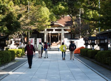 Kofu, Yamanashi Bölgesi, Japonya - 26 Ekim 2017: Takeda Tapınağı 'nda ziyaretçiler