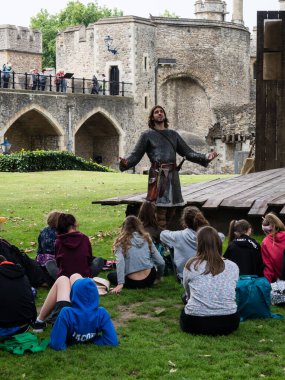 Londra, İngiltere - 7 Haziran 2018: Kostümlü sanatçı Londra Kulesi 'nde çocuklar için bir gösteri yapıyor