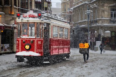 Beyolu - Eyll / 01 / 2017: İstanbul, Taksim 'de kırmızı bir tramvayın görüntüsü