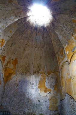 KARS, TURKEY - 1 Haziran 2013: Kars, Türkiye 'de tarihi Osmanlı hamamının kalıntıları