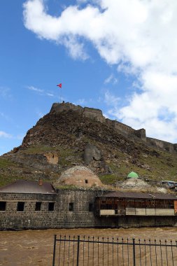 Türkiye 'nin doğu Anadolu Bölgesi' ndeki Meadow Hill, Kars Şatosu 'nun bulutlu arkaplan üzerine genel görünümü.