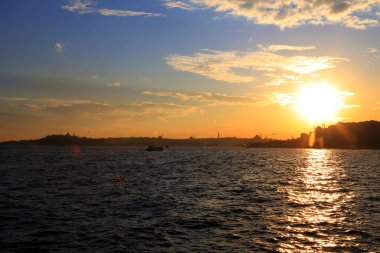 Batan güneşin aydınlattığı dramatik bulutlar.