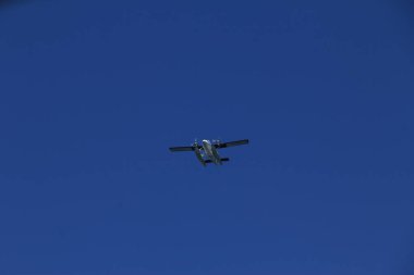 Boğaz 'da denizden geçen uçaklar.