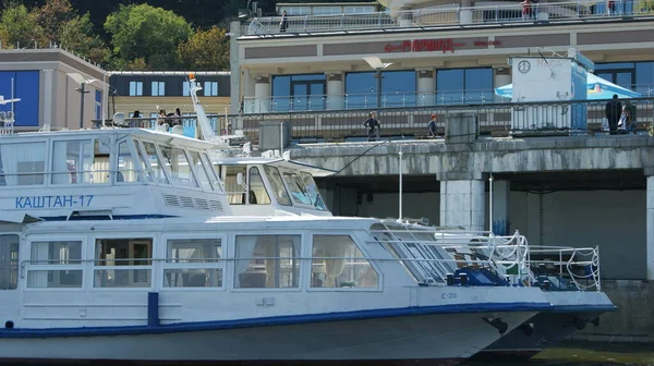 Motorschiff Auf Dem Dnjepr — Stockfoto