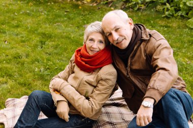 Doğa Sonbahar ormandaki mutlu güzel üst düzey çift güzel bir eski çifte portresi