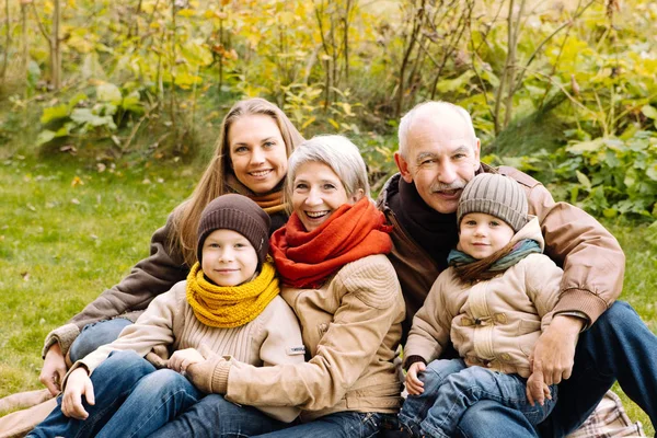 Familia Multi Generation Friendly Familia Feliz Abuela Abuelo Hija Dos — Foto de Stock