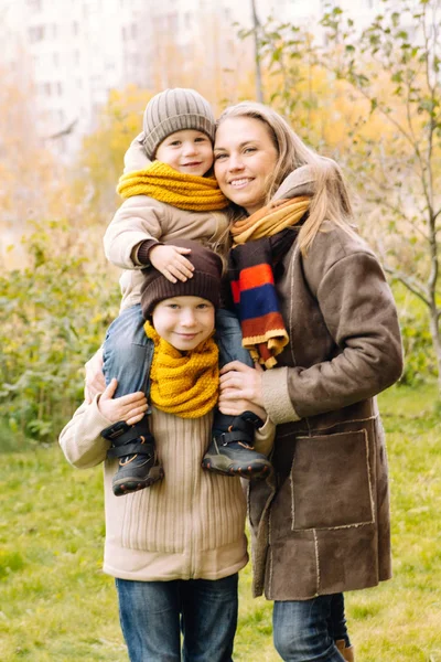 Mãe Filhos Filhos Amor Amor Uma Mãe Mulher Bonita Seu — Fotografia de Stock